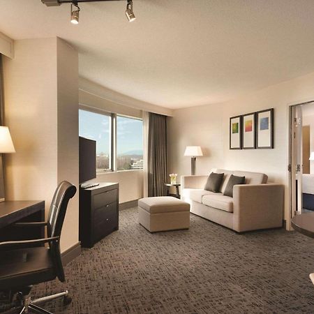 Radisson Hotel Vancouver Airport Richmond Exterior photo