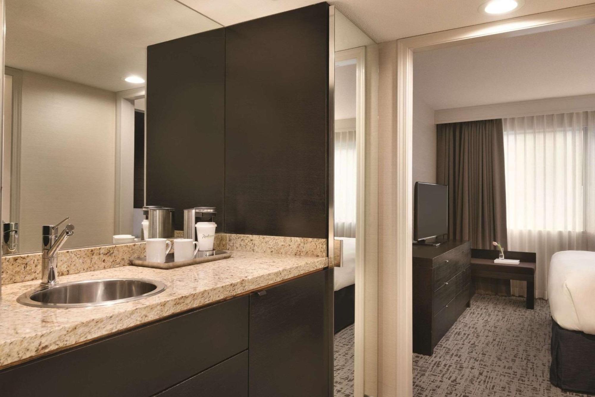 Radisson Hotel Vancouver Airport Richmond Exterior photo